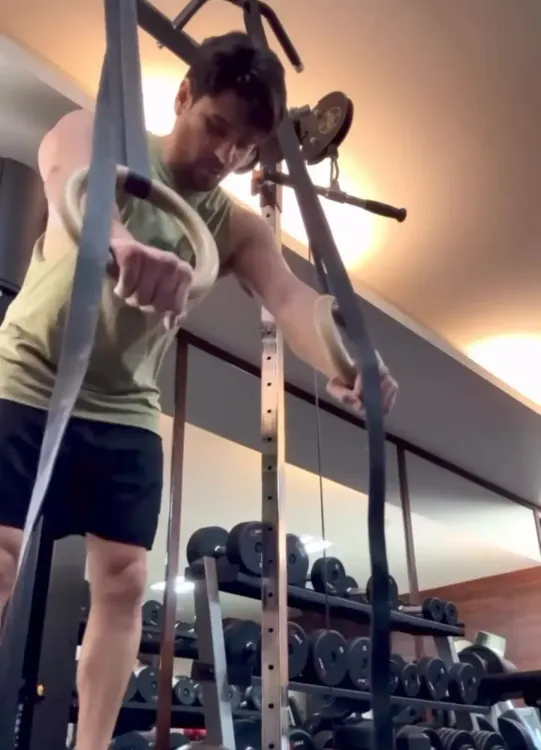 सिद्धार्थ मल्होत्रा ने जिमनास्टिक रिंग्स पर दिखाए शारीरिक कौशल, कहा 'कोई शॉर्टकट नहीं, बस मेहनत'