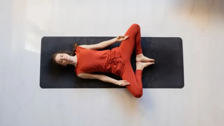 क्या 'सुप्त भद्रासन' अनिद्रा, चिड़चिड़ापन और पीरियड क्रैंप से राहत दिला सकता है?