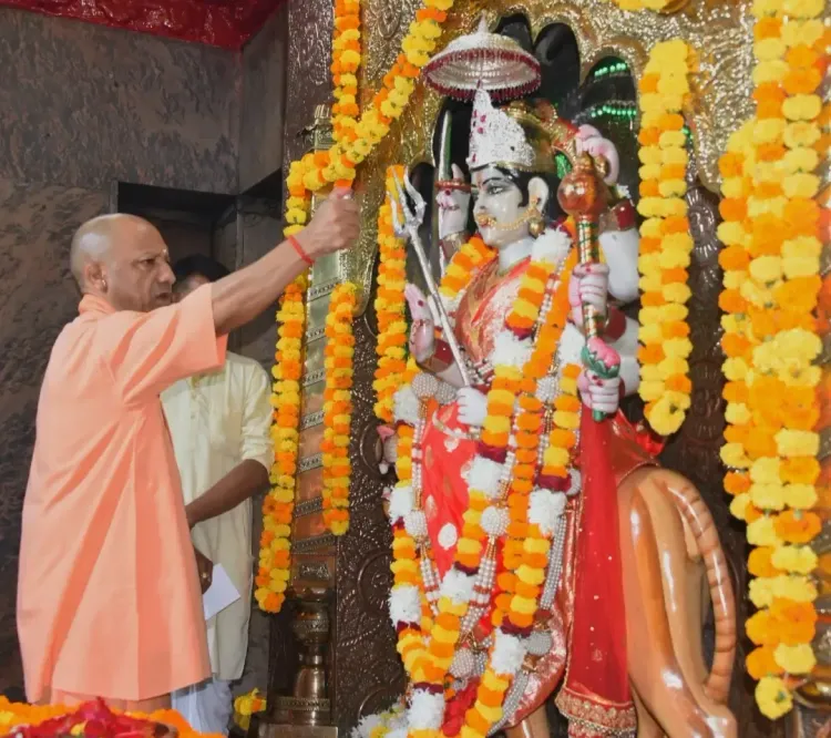 नवरात्र अष्टमी पर CM योगी का संदेश: नारीशक्ति अब सुरक्षा, सम्मान और समृद्धि से हो रही आलोकित
