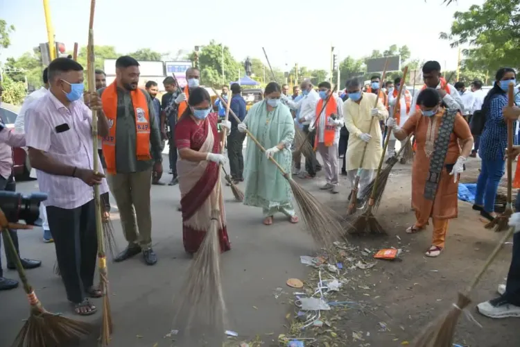 क्या स्वच्छता ही सेवा उत्सव में मंत्री भानुबेन बाबरिया ने सफाई अभियान में भाग लिया?