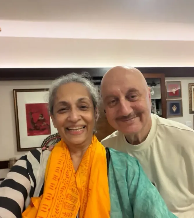 Swaroop Sampath gets Ayodhya Ram Mandir shawl from Anupam Kher before 16th show