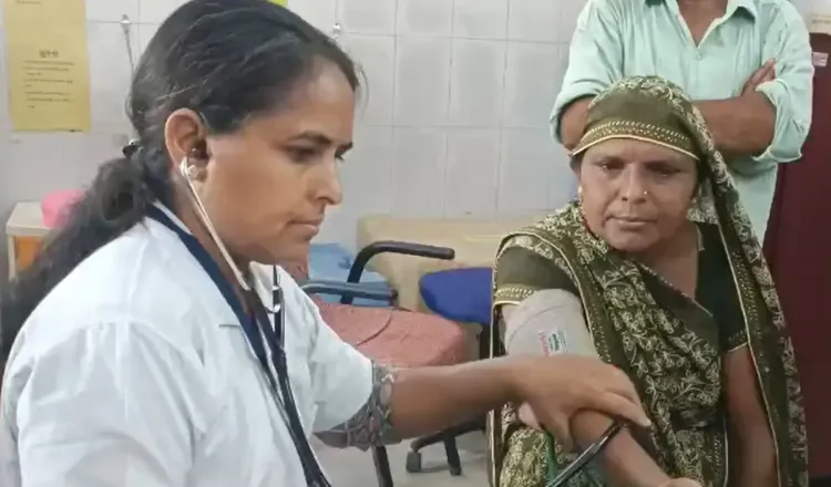 क्या बनासकांठा में स्वास्थ्य शिविरों में डॉक्टरों ने गर्भवती महिलाओं और बच्चों की निःशुल्क जांच की?