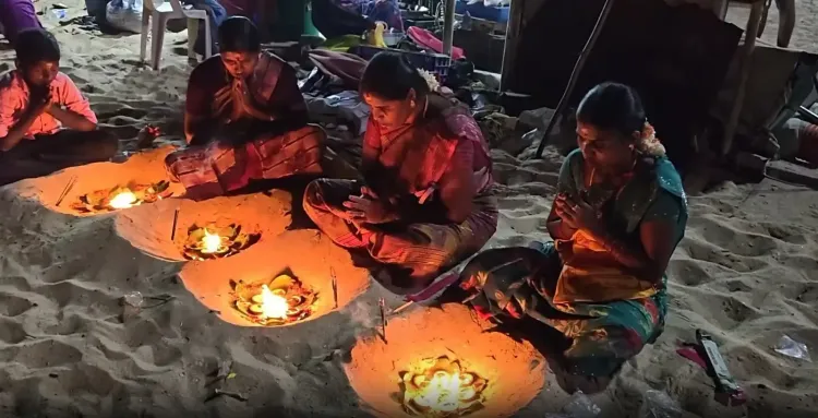 तिरुचेंदूर सुब्रमण्य स्वामी मंदिर में पूर्णिमा पर उमड़े हजारों भक्त, समुद्र तट पर दीप जलाकर की चंद्र पूजा