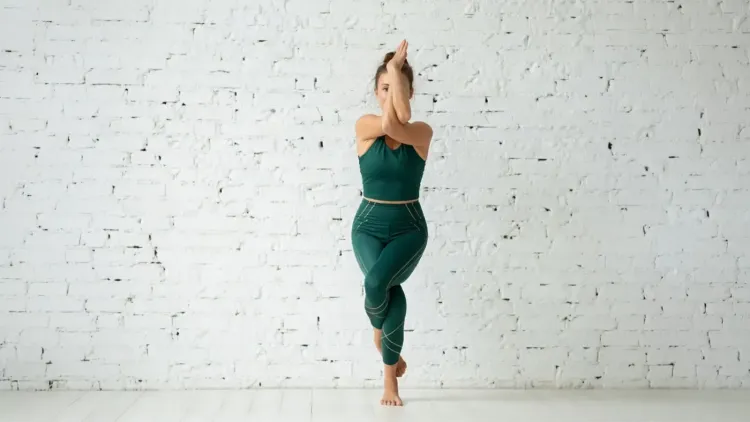 गरुड़ासन: तनाव से राहत और एकाग्रता बढ़ाने वाला शक्तिशाली योगासन