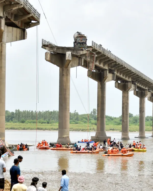 Is the Tapi River Bridge Near Kamrej Really Closed for Repairs After the Gambhira Collapse That Killed 18?