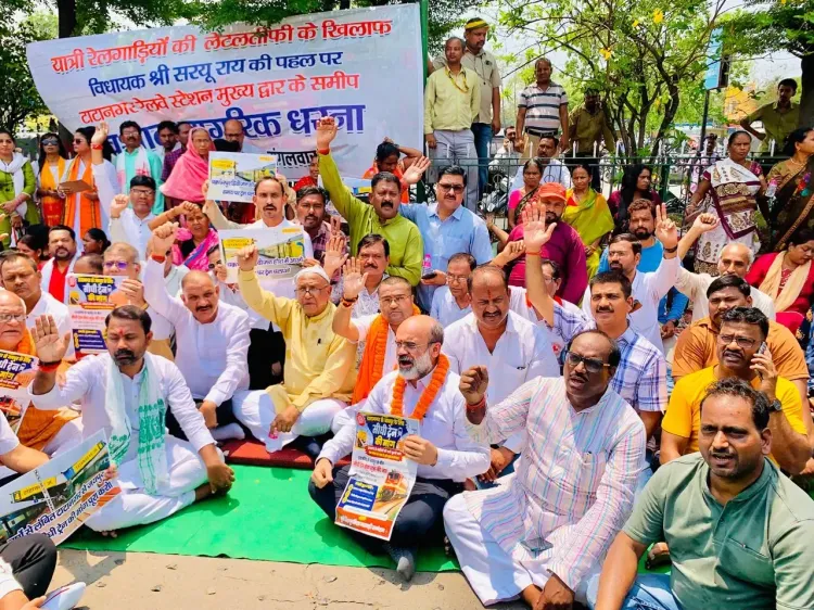 टाटानगर में ट्रेनों की लेटलतीफी पर गुस्से का इजहार, विधायक सरयू राय ने किया धरना