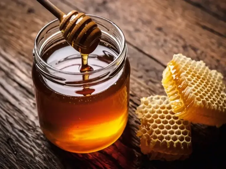 क्या शहद वास्तव में 'त्रिदोषहर' है? सही सेवन विधि से बढ़ सकते हैं इसके औषधीय गुण