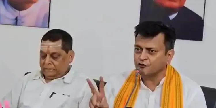 क्या तेजस्वी के पास दो एपिक नंबर हैं? भाजपा ने चुनाव आयोग से मुकदमा दर्ज करने की मांग की