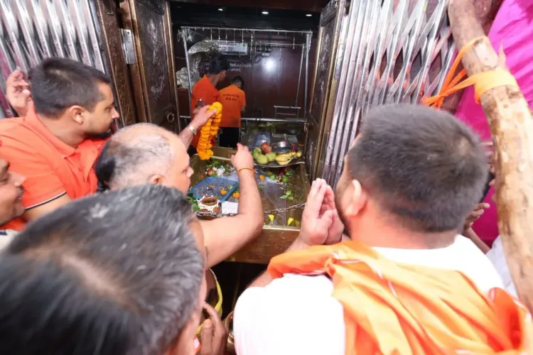 Tejashwi Yadav Offers Prayers at Sonpur's Hariharnath Temple on Sawan Somvar
