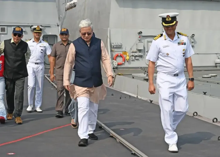 क्या तेलंगाना के राज्यपाल जिष्णु देव वर्मा ने आईएनएस हिमगिरी और कलवरी क्लास पनडुब्बी का दौरा किया?