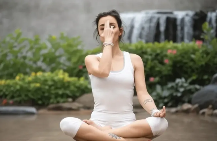 क्या ठंड में निमोनिया का खतरा बढ़ता है? ये योगासन और प्राणायाम बनाएंगे आपके फेफड़ों को मजबूत