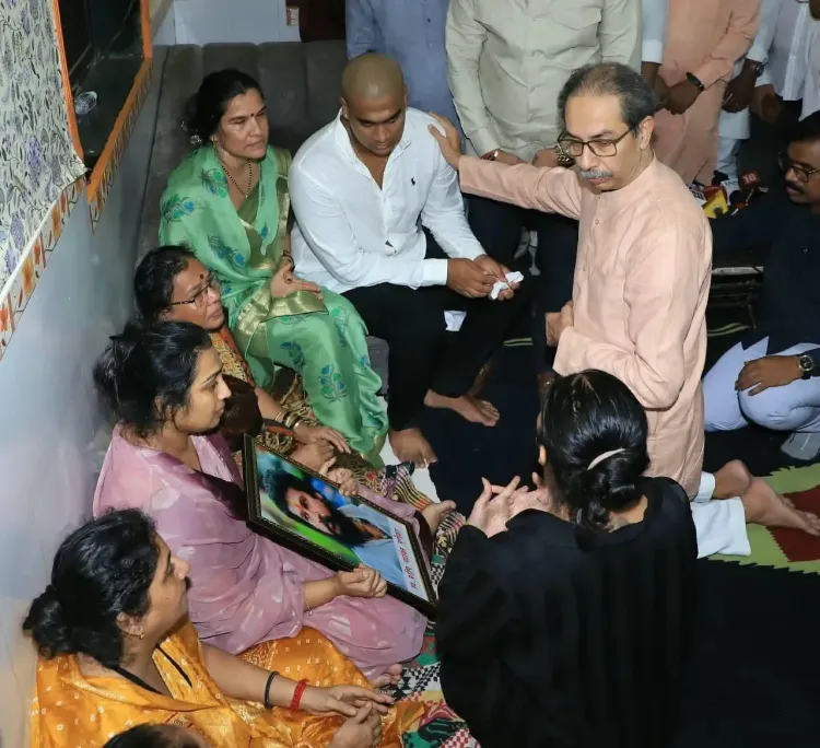 ठाणे में शिवसेना (यूबीटी) नेता प्रदीप पूर्णेकर की हत्या: उद्धव ठाकरे परिवार से मिले, आदित्य ने सरकार को घेरा