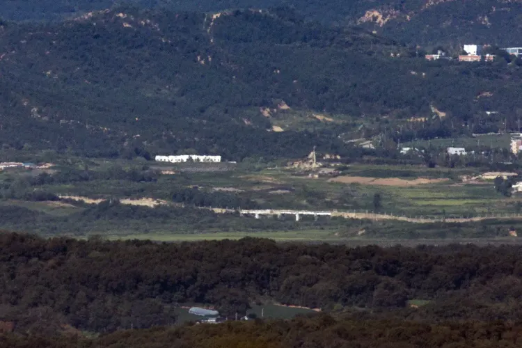 DMZ landmine blast injures 3 South Korean officers, 2 seriously wounded