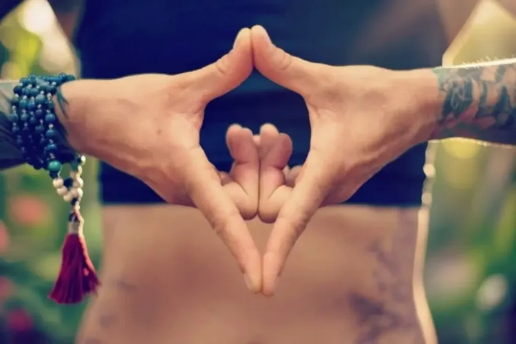 क्या थायरॉइड और पीसीओडी में सहायक है योनि मुद्रा, जो हार्मोनल संतुलन को बेहतर बनाती है?