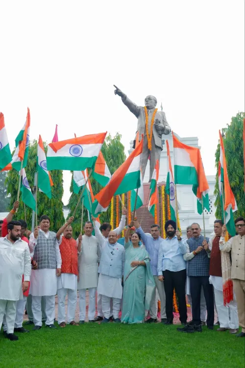 दिल्ली विधानसभा में तिरंगा यात्रा: CM रेखा गुप्ता की अगुवाई में BJP विधायकों ने दिखाई देशभक्ति