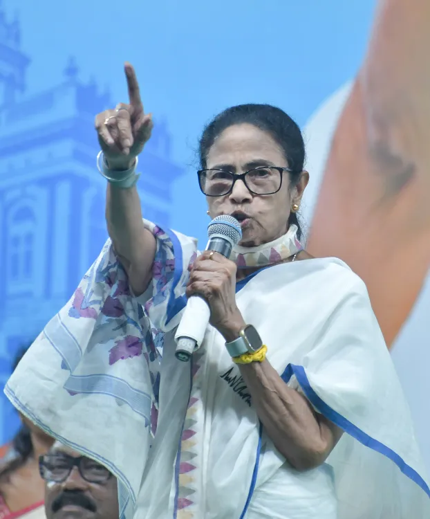 टीएमसी ने चुनाव आयोग में भाजपा उम्मीदवार पर रिश्वत देने का आरोप लगाया