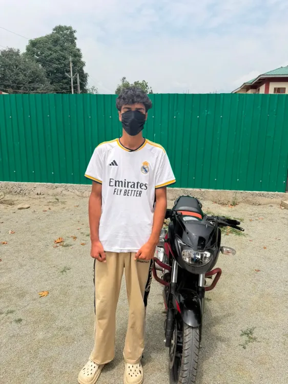ट्राल पुलिस ने हिट-एंड-रन केस सुलझाया: आरोपी मुर्सलीन रियाज गिरफ्तार, मोटरसाइकिल जब्त