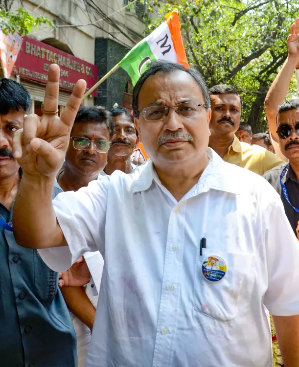 Trinamool MLA Kunal Ghosh hit with egg outside Mamata Banerjee's Kalighat home