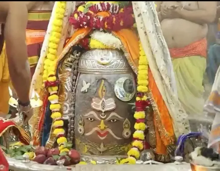 महाकालेश्वर उज्जैन: त्रिपुंड-पुष्पमाला से बाबा महाकाल का भव्य शृंगार, कार्तिक प्रतिपदा पर भस्म आरती में उमड़े श्रद्धालु