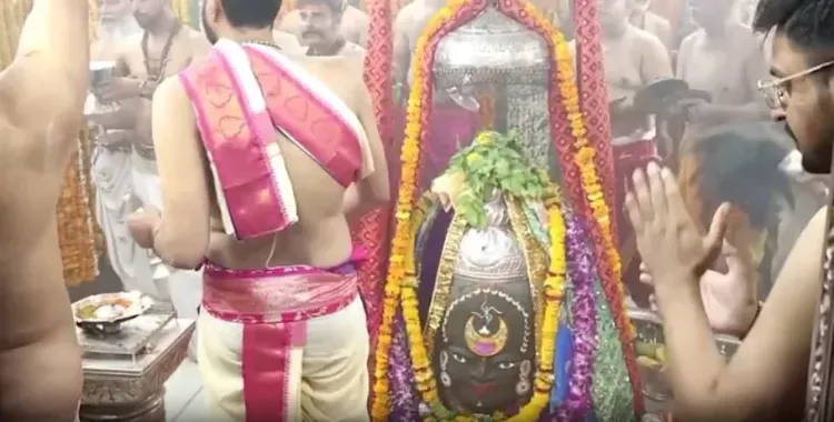 महाकाल का दिव्य शृंगार: त्रिपुंड, चंद्रमा, मुंड माला और भांग से सजे बाबा, भस्म आरती में उमड़े श्रद्धालु