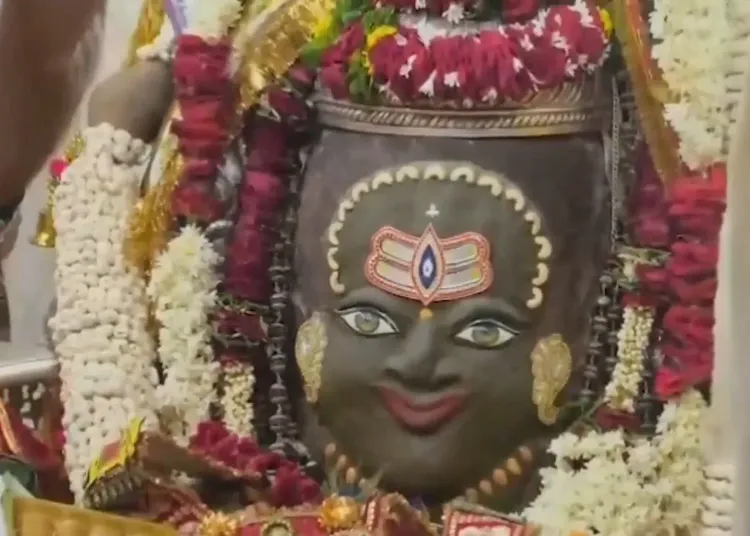 महाकालेश्वर मंदिर में आषाढ़ चतुर्दशी पर राजा स्वरूप में बाबा महाकाल का शृंगार, भस्म आरती में उमड़े श्रद्धालु