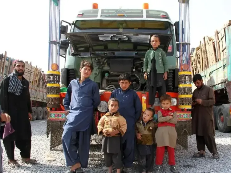 Pakistan Sends 213 Afghan Refugees Back Just Days Before Deadline