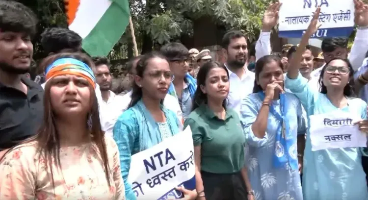 यूजीसी-नेट परीक्षा में अनियमितताओं पर एनएसयूआई का एनटीए कार्यालय के बाहर विरोध, एनटीए बैन की मांग