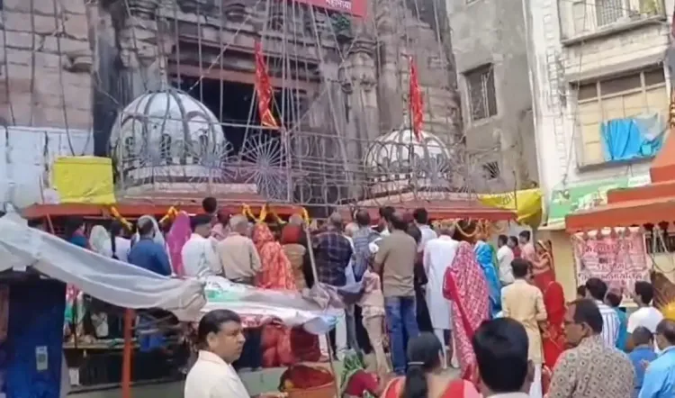 क्या उज्जैन में महाअष्टमी पर नगर पूजन और मदिरा का भोग अर्पित किया गया?