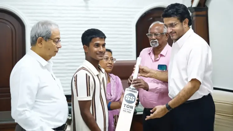 अभिप्राय बिस्वास का भारत अंडर-19 टीम में चयन, सौरव गांगुली ने ईडन गार्डन्स में दिए 2 क्रिकेट बैट