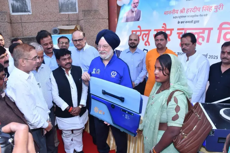 Union Minister Distributes Surya Nutan Stoves to 309 Women in Sonbhadra, UP