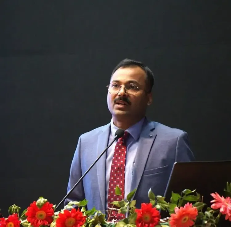 क्या यूपी के बेटे ने भारतीय शिक्षा में नई ऊंचाई हासिल की? कुशीनगर के डॉ. अमित को मिलेगा नेशनल अवॉर्ड टू टीचर्स 2025