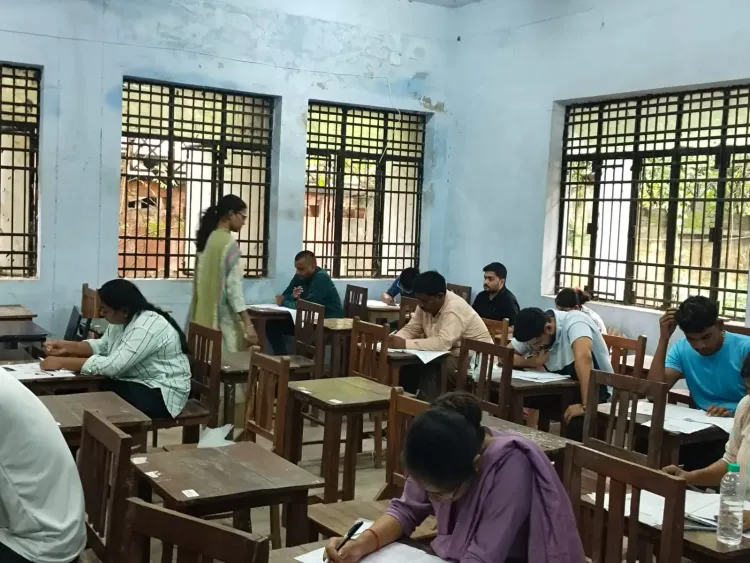 क्या यूपी के सभी 75 जिलों में आरओ/एआरओ परीक्षा सफलतापूर्वक हुई?