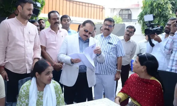 यूपी में मतदाता पंजीकरण अभियान: मुख्य निर्वाचन अधिकारी नवदीप रिणवा ने लखनऊ के बूथों का किया निरीक्षण