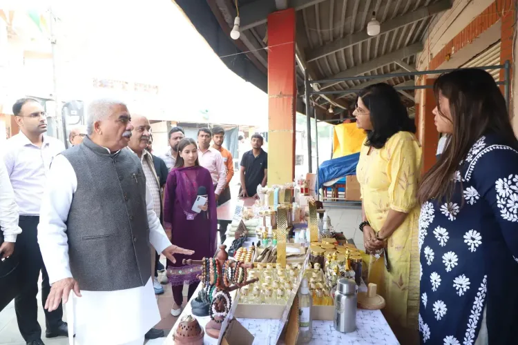 क्या यूपी ट्रेड शो: स्वदेशी मेला 2025 में पहुंचे मंत्री राकेश सचान ने कारीगरों की सृजनशीलता की सराहना की?