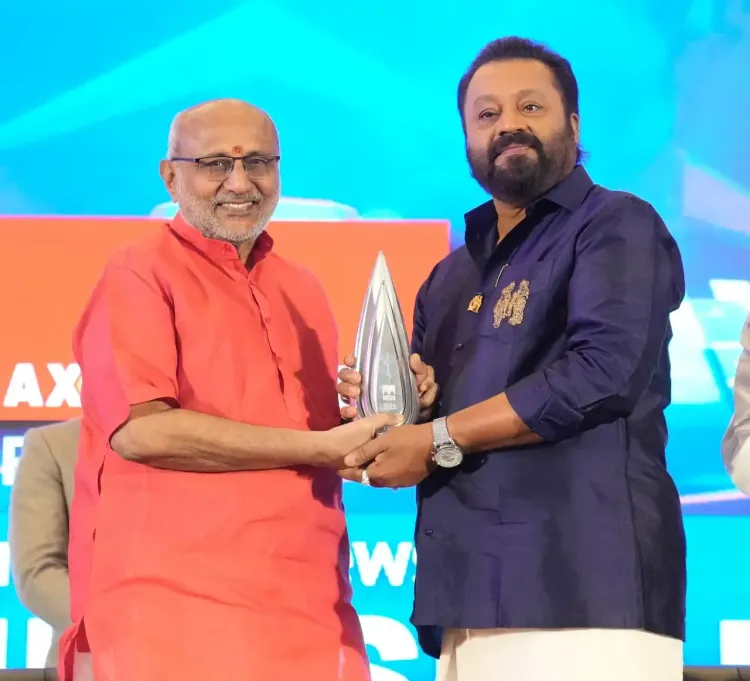 क्या उपराष्ट्रपति राधाकृष्णन ने केंद्रीय मंत्री सुरेश गोपी को 'मनोरमा न्यूजमेकर पुरस्कार 2024' प्रदान किया?