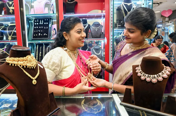 अमेरिका-ईरान तनाव के बीच MCX पर सोना ₹1,51,514 और चांदी ₹2,40,400 पर फिसली, आधा प्रतिशत तक की गिरावट