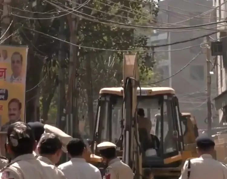 उत्तम नगर में युवक हत्या मामले में प्रशासन ने बुलडोजर कार्रवाई की, 7 गिरफ्तार