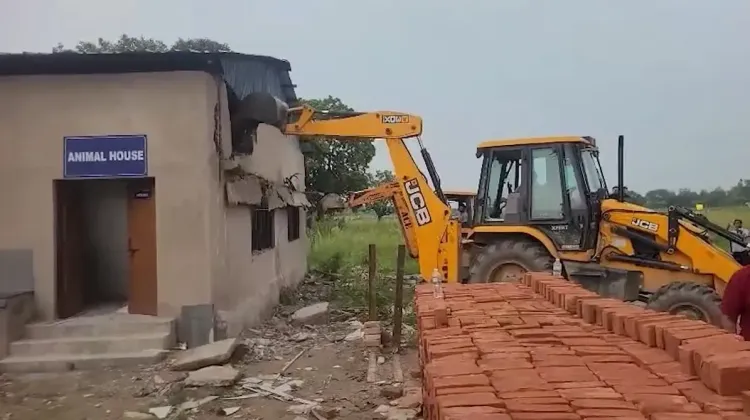 क्या बाराबंकी में रामस्वरूप विश्वविद्यालय पर प्रशासन का बुलडोजर चला?