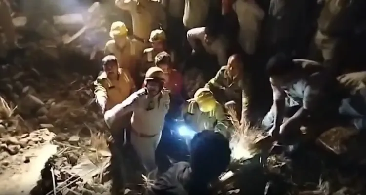 बुलंदशहर के छतारी में निर्माणाधीन मकान ढहा, मलबे से तीन लोग सुरक्षित बचाए गए