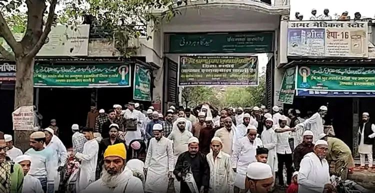 उत्तर प्रदेश में ईद-उल-फितर के मौके पर नमाज अदा, पुलिस की निगरानी में शांति