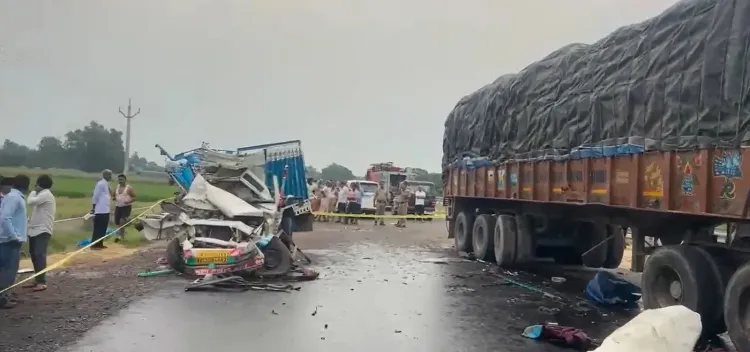 कासगंज सड़क हादसा: मैक्स पिकअप-ट्रक टक्कर में 3 की मौत, 23 घायल; अस्थि विसर्जन जा रहे थे श्रद्धालु