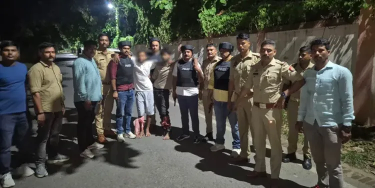 गोरखपुर पुलिस मुठभेड़: दो चेन स्नेचर पैर में गोली लगने के बाद गिरफ्तार, सिपाही भूपेंद्र यादव भी घायल