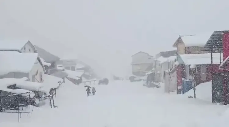 उत्तराखंड: केदारनाथ यात्रा की तैयारियों में तेजी, बर्फबारी के बावजूद प्रशासन ने नहीं टेके घुटने