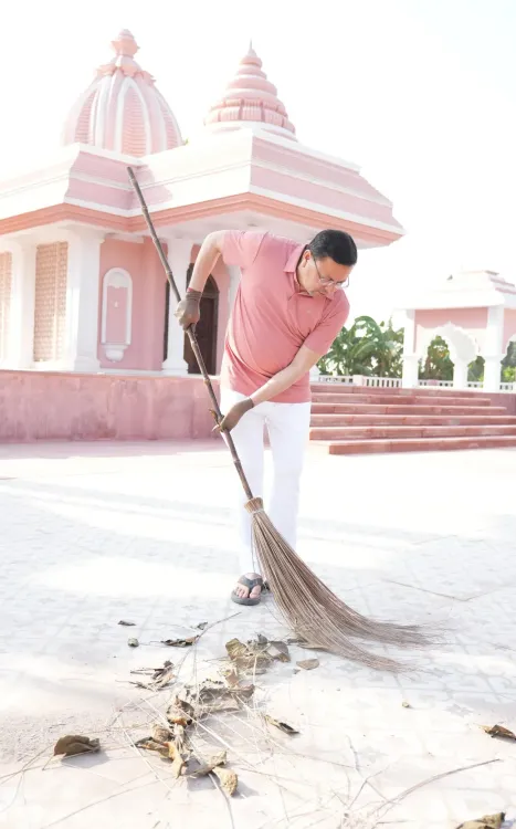 सीएम धामी ने खटीमा में पूर्णागिरि मंदिर पर चलाया स्वच्छता अभियान, मां के साथ खेत में किया कृषि कार्य