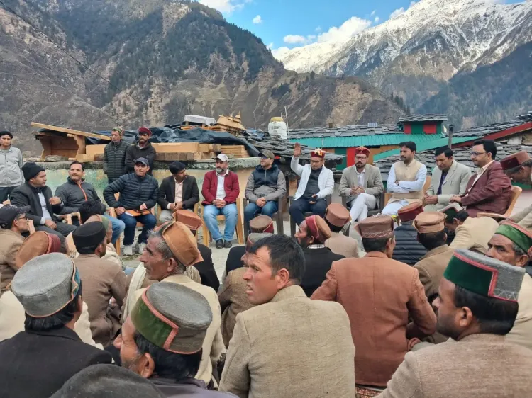 उत्तराखंड: फिताड़ी गांव में भीषण आग से 8 घर और 6 अन्न भंडार जलकर खाक, तीन गायों की मौत