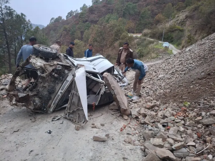 अल्मोड़ा के भतरौजखान में कार खाई में गिरी, तीन युवकों की मौत; मसूरी मार्ग पर भी ट्रक हादसा