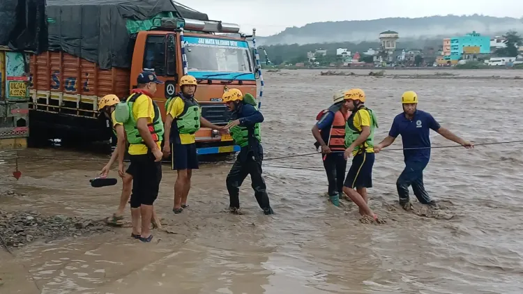 क्या उत्तराखंड में बारिश का कहर जारी है? ऋषिकेश में चंद्रभागा नदी उफान पर, हल्द्वानी में बोलेरो बह गई