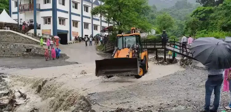 उत्तराखंड में मूसलाधार बारिश का कहर: देहरादून के सभी स्कूल बंद, CM धामी ने SDRF-NDRF को हाई अलर्ट पर रखा
