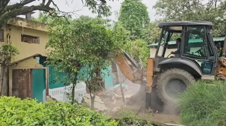 क्या उत्तराखंड के रामनगर में प्रशासन ने अवैध मजारों पर कार्रवाई की?