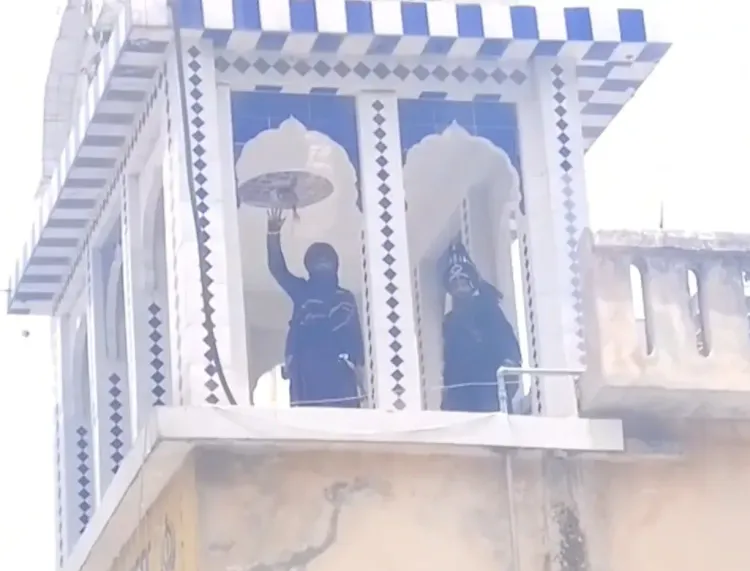 नगरासू गुरुद्वारा विवाद: निहंग सिख 24 घंटे बाद भी छत पर डटे, भगवंत मान ने धामी से की बात